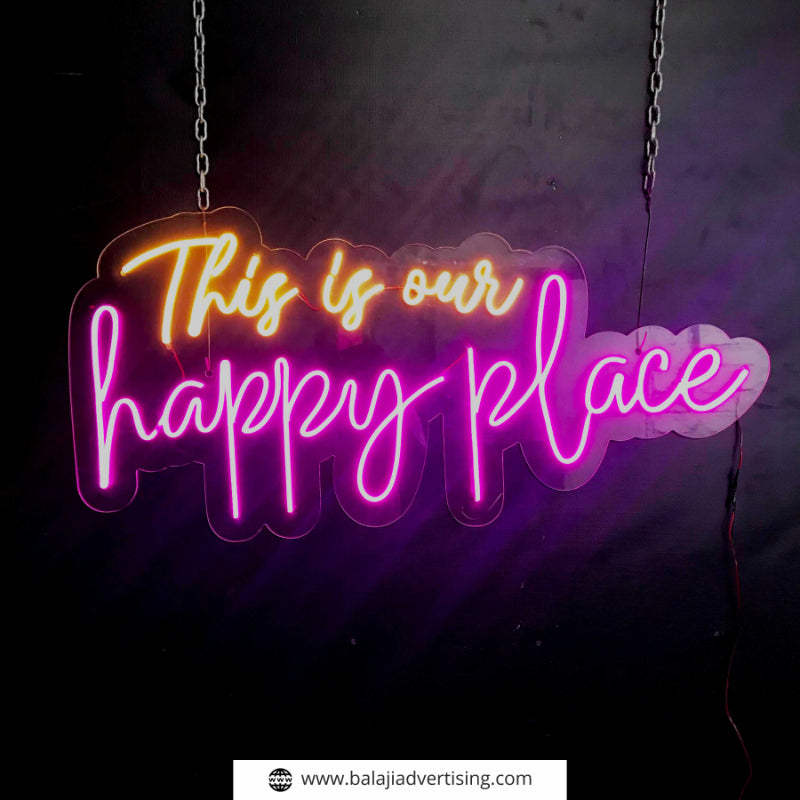 Dies ist die Leuchtreklame „Our Happy Place“.