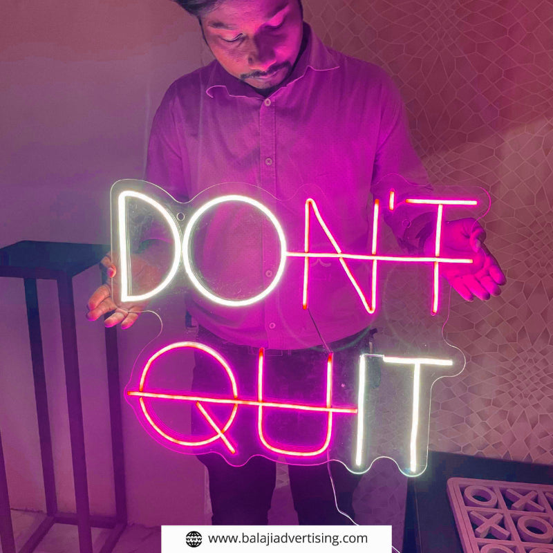 Leuchtreklame „Don't Quit“.