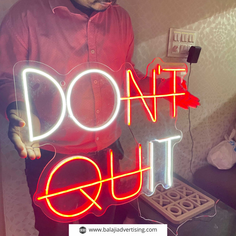 Leuchtreklame „Don't Quit“.